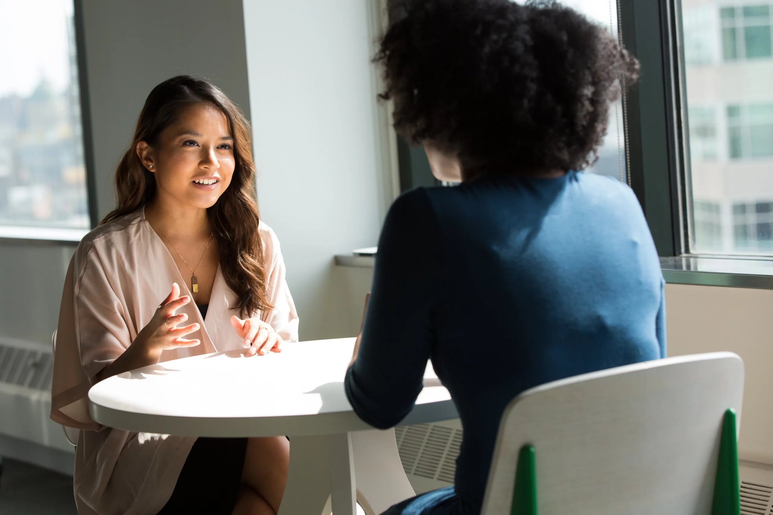 Deux jeunes filles en discussion.