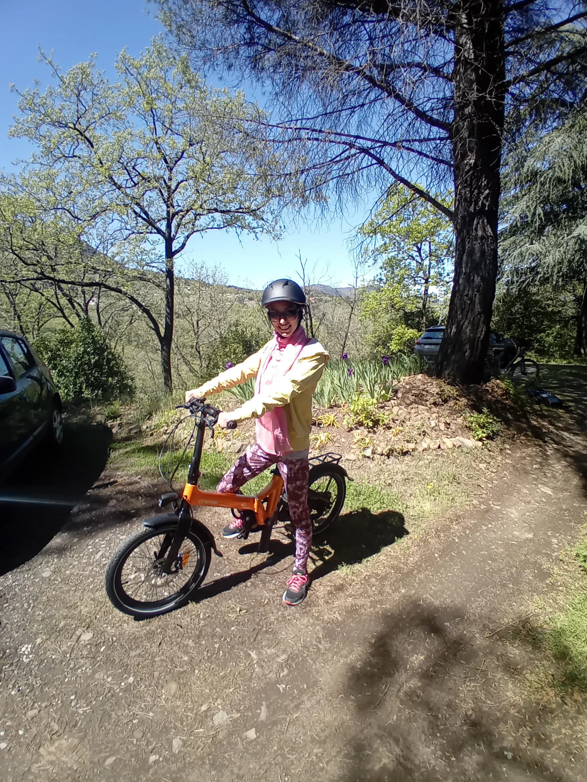 Floriane au guidon de son nouveau vélo