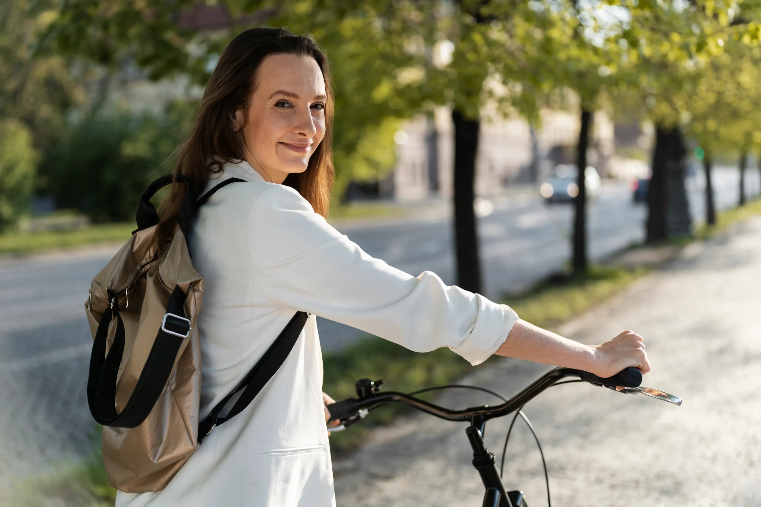 Floriane en ville avec son vélo.