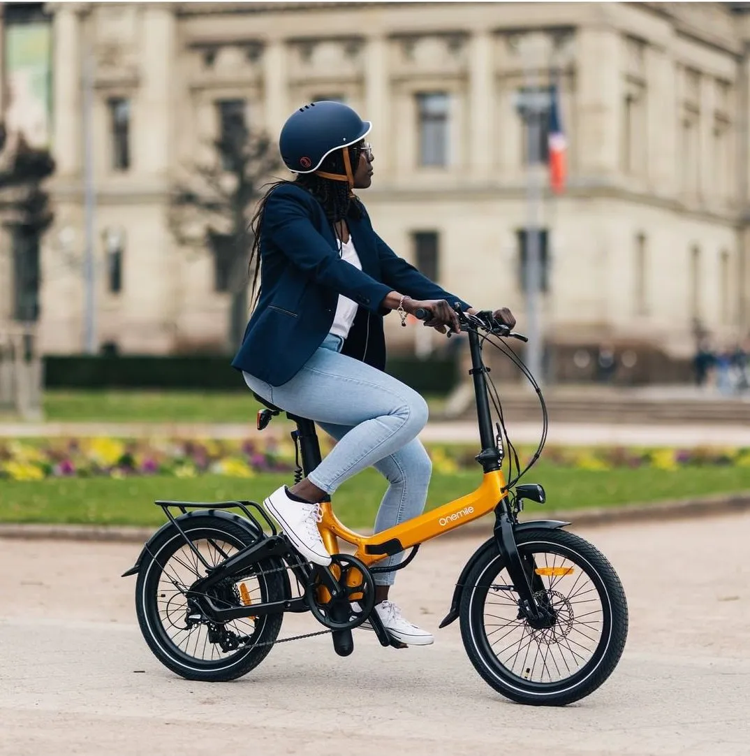 Jeune fille dans un parc sur son vélo électrique.